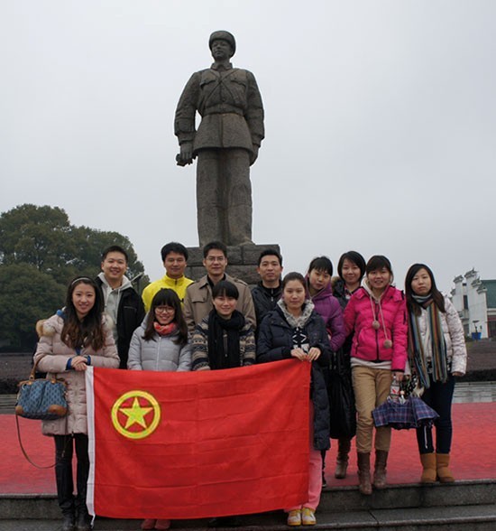 “学雷锋，献爱心”——中国共产主义青年团乐动·官方站官网-乐动(中国)
委员会开展慰问贫困学生助学活动